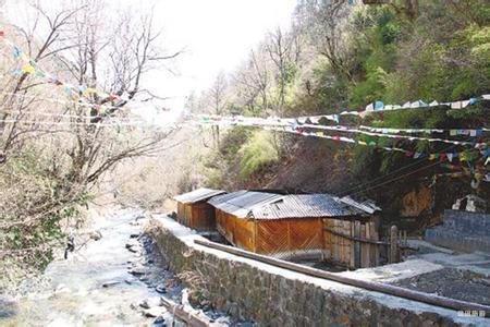 贾沙温泉在个旧市贾沙乡尼格村(彝族居住区),海拔800米.