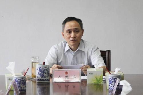 卢伟平主持市政协党组中心组专题学习并上党课