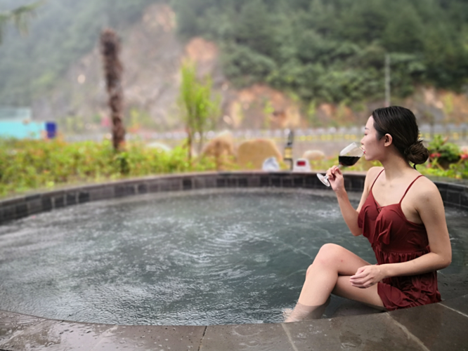 但此时梅花初放,正是春光无限,梅花树下汤池氤氲,美人沐浴幽香淡淡
