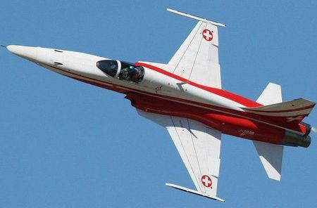 如果使用梯形翼的话,马赫0.7可能飞机就解体了 