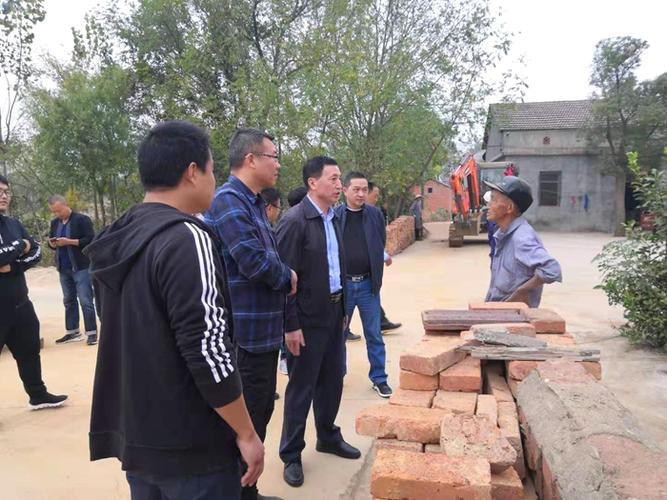时政要闻 党建要闻    10月25日,李跃云还深入鸦滩镇花河村金家山下屋