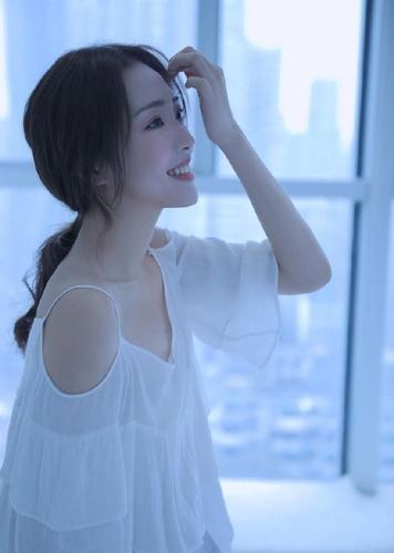 治愈系美女的笑容具有极强的感染力