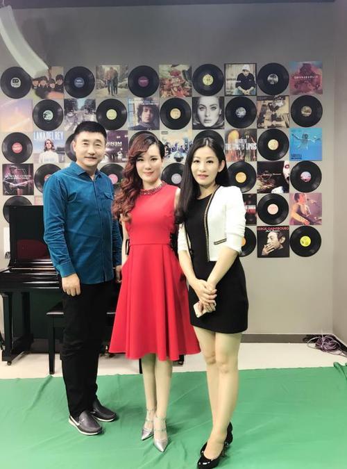 主持人丹丹老师,文峰老师与罗媛老师的合影