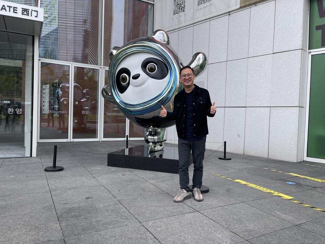 冰墩墩的小短手能不能摸到头这个问题藏着顶流秘密