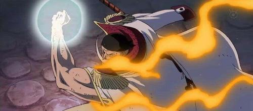 3,世界最强男人白胡子,那么多吊瓶挂着会不会就是震震果实的副作用