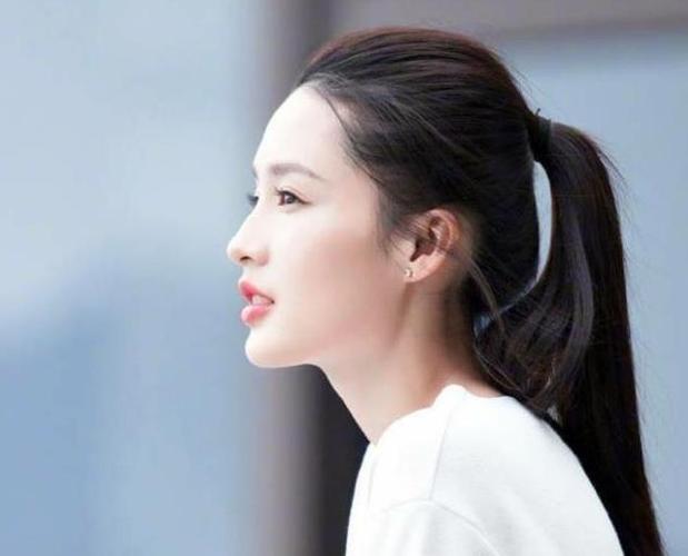 女星高马尾造型:赵丽颖英气,刘诗诗帅气,杨幂堪称"大佬"