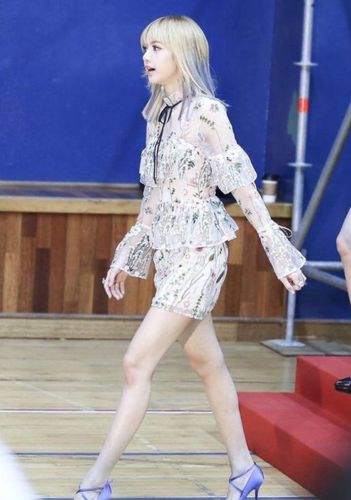 lisa的漫画腿被上帝吻过穿上无痕裤网友像是开了特效