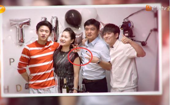 全国都知道武艺爸妈关系不好,但他俩见面的动作暴露存在感情!