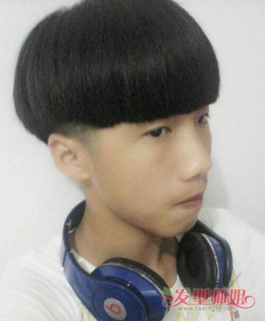 蘑菇头发型男生简笔画