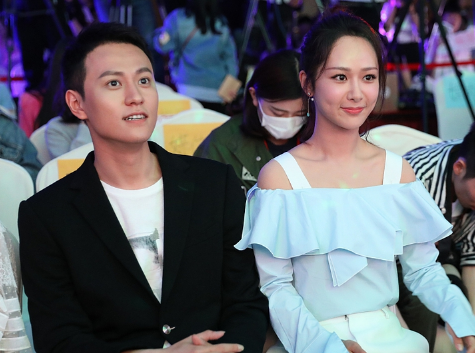 与秦俊杰分手后,杨紫首现身,口罩遮面,"没溜儿"三字引人深思