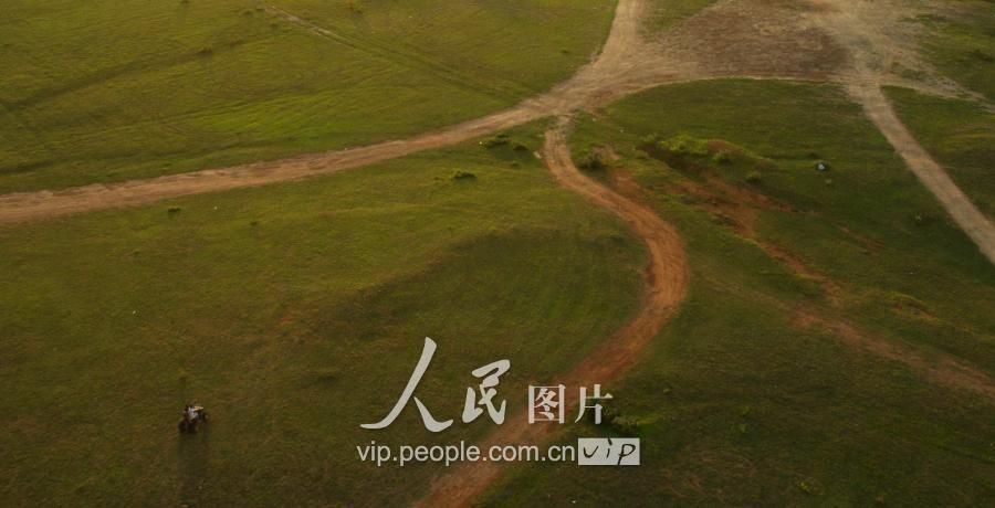 2017年8月20日清晨,游客在江西新余市渝水区水北镇大草原体验沙岸车