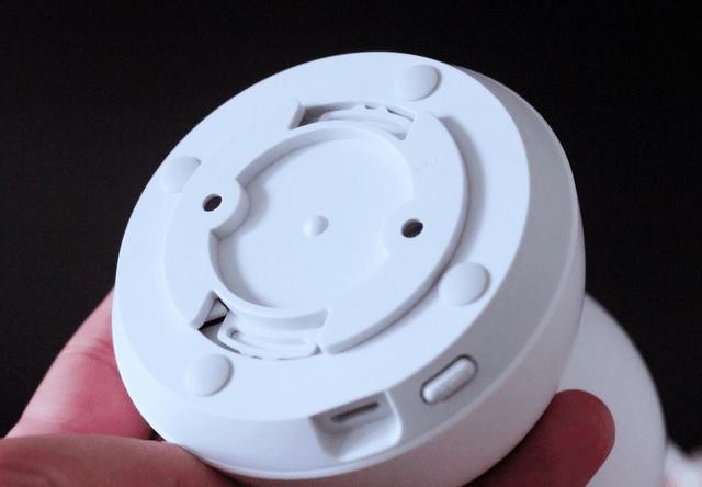 底部旋转式卡扣设计,也是本次米家智能摄像机云台版亮点之一,旋转式