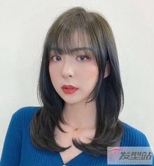 这款中长发发型把发尾剪出了层次感,碎剪设计可以让你不用烫发也