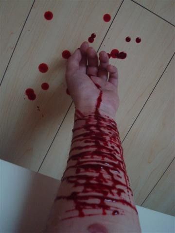 用什么可以自残/自残割素材/个性网-qq头像-伤心到自残