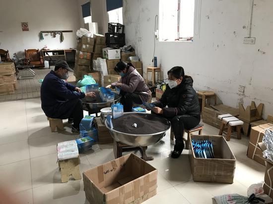 春播种子人工包装现场.  杭州种业集团供图