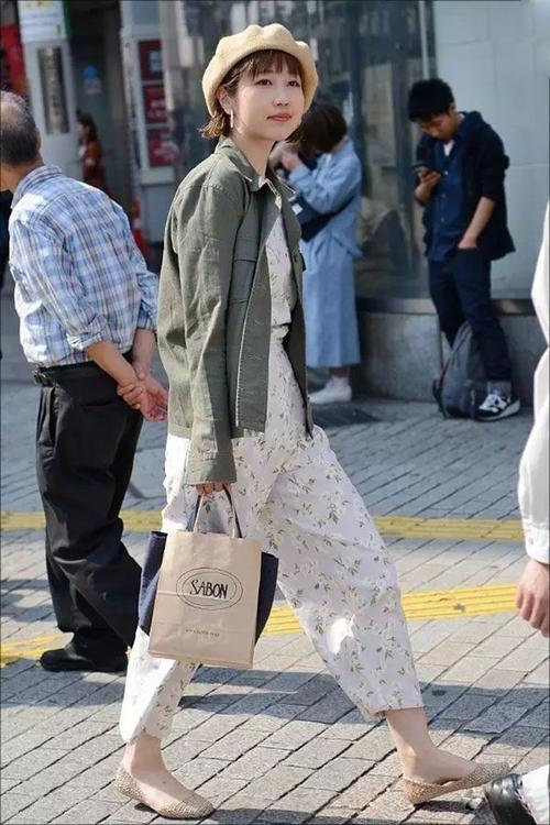 日本街拍:东京街头气质美女们的时尚穿搭