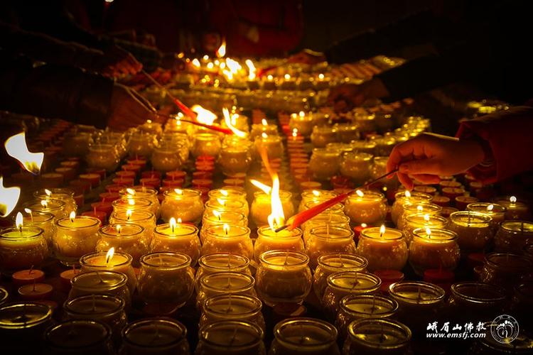 峨眉山万年寺祈福迎新举行供灯法会 - 峨眉山佛教网