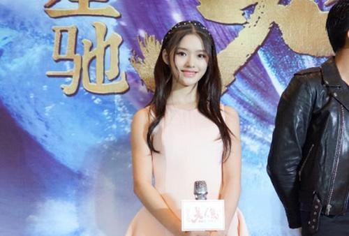 说道林允,因为年初主演星爷一部《美人鱼》一炮而红,刷新华语电影
