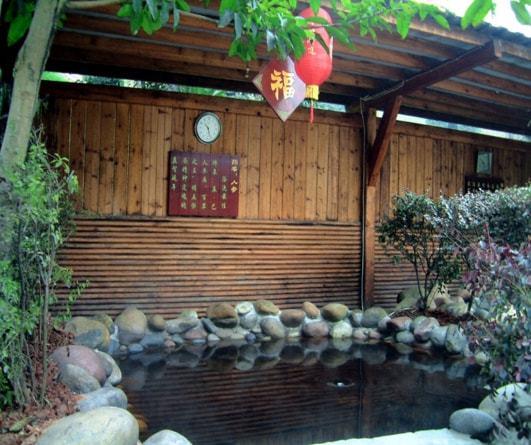 峨眉山灵秀温泉30多个汤池不知道怎么选?金秋十月送上