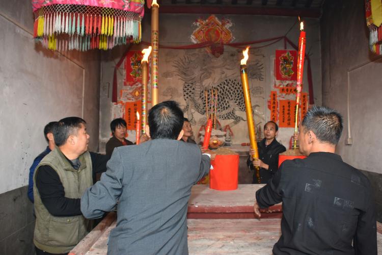 点上大香大烛.