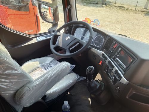 东风柳汽乘龙h5中卡290马力6x296米厢式载货车lz5250xxyh7cb