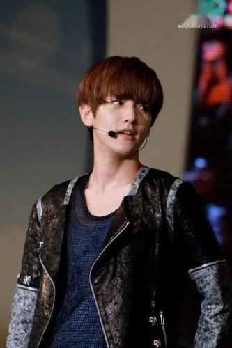 被伯贤出道初照片惊到的路人.不愧是行走的圈粉机器