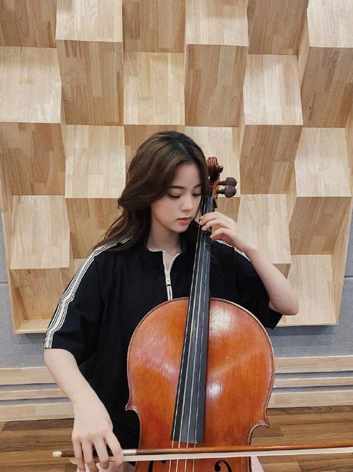 欧阳娜娜穿运动风套装拉大提琴托腮浅笑满满胶原蛋白