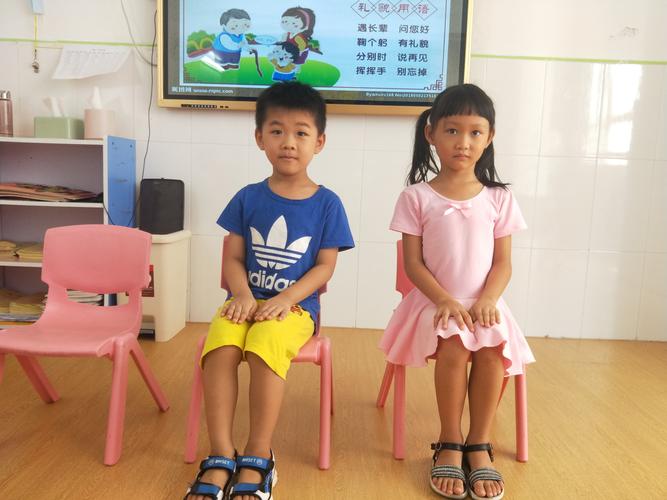 "正确的站姿" 小手并并拢,小脚并并齐,小腰挺挺直.