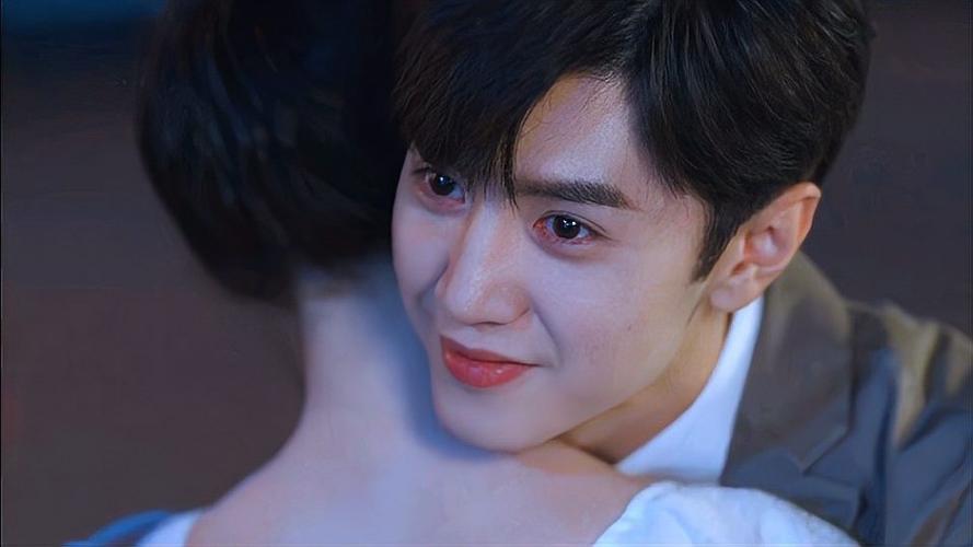 周斯越的笑甜了一个夏天