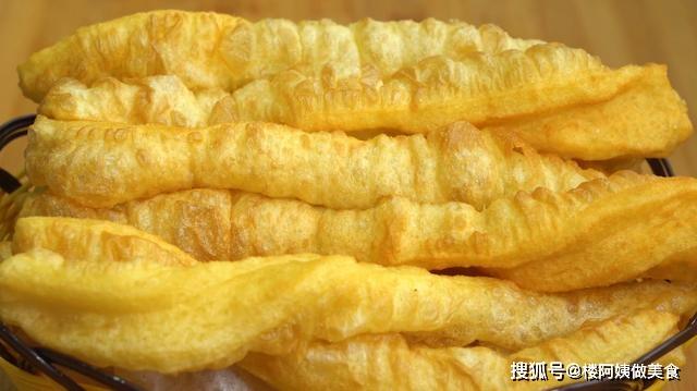 油条在北方是非常受欢迎的,常常会搭配着豆浆或者小米粥作为早餐.