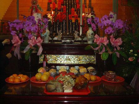 扩展资料: 一,贡品: 1,五果: 苹果, 香蕉, 葡萄, 橘子 ; 2,甜茶