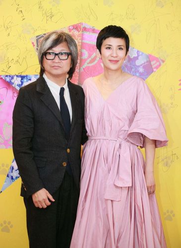 吴君如长发好唯美,穿吊带长裙造型优雅,还有令人羡慕的s型曲线