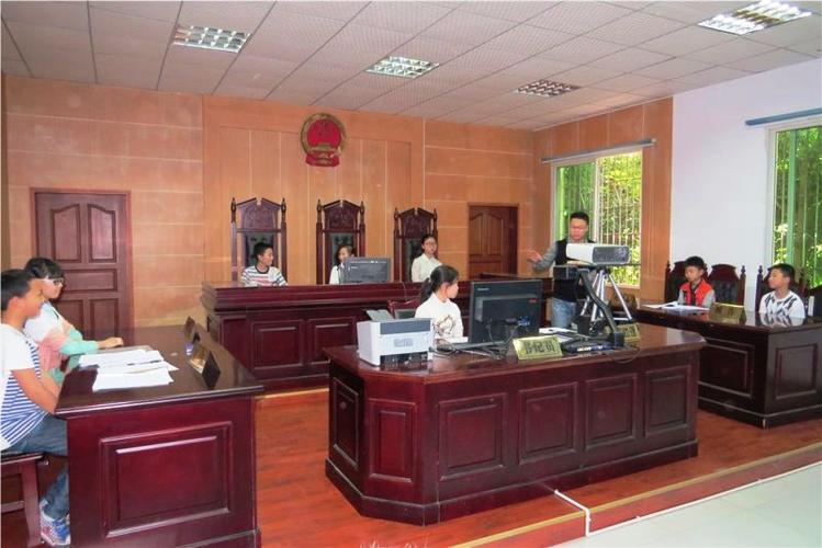 图为模拟法庭现场