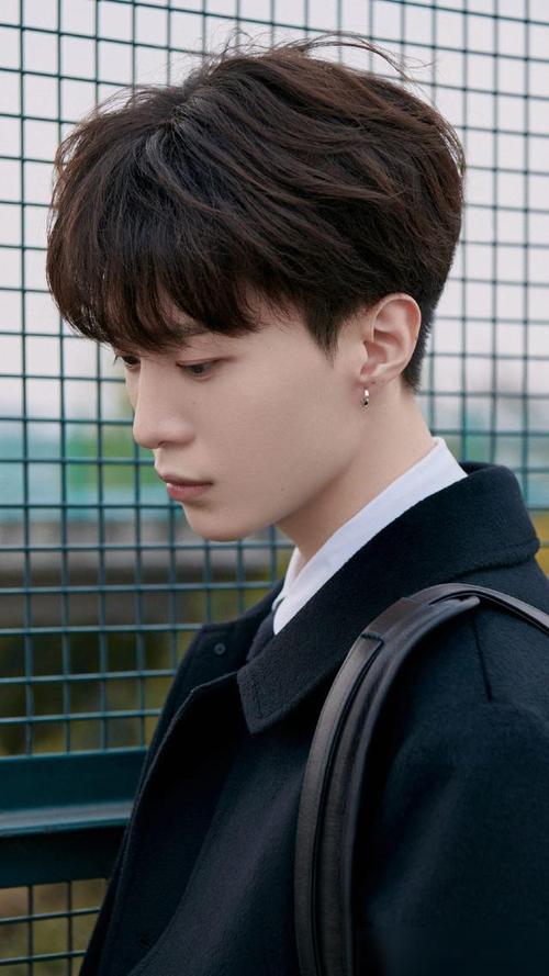 演员范丞丞,帅气营业,学院风的街拍,来看帅照