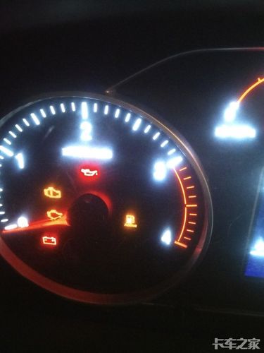 发动机排放故障灯和非排放故障灯尿素报警灯同时亮是什么原因,不