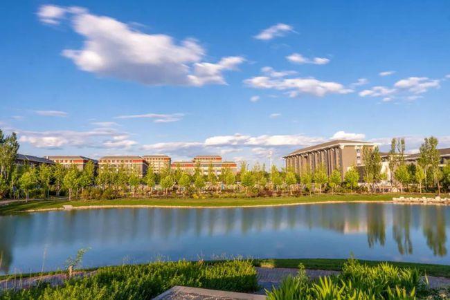 北京中医药大学良乡校区食堂楼内共有六个食堂,分别为:一楼食堂,二楼