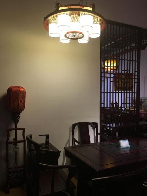 漫反射型灯具,光源发光处很刺眼,但底下的家私确很昏暗.