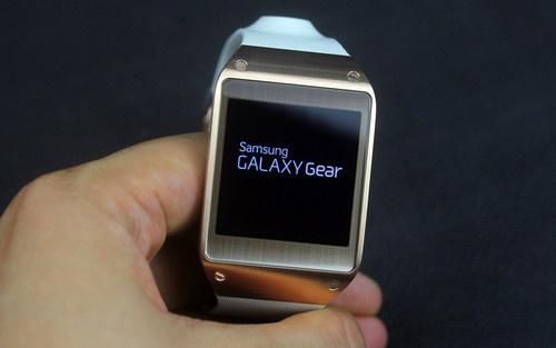 三星最新款手机手表galaxy gear,价格2000左右,网上就有买