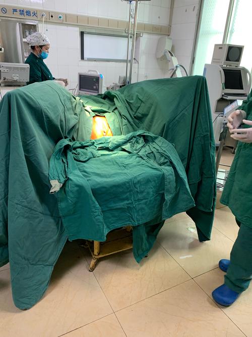 截石位脚下放凝胶垫,放个小长桌.