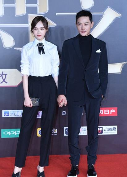 罗晋一身黑色西装套装,脚踩同色系皮革板鞋,休闲帅