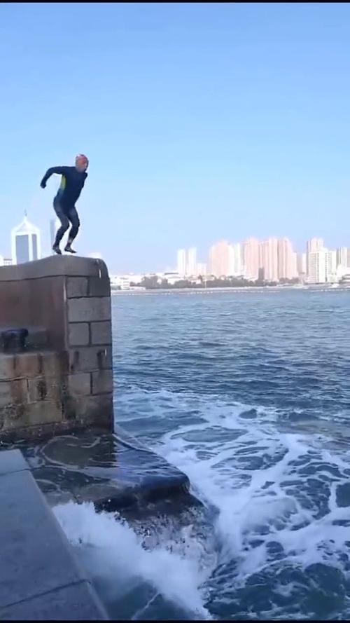 小伙海边跳水,使出"跳龙门"的神功,瞬间就没踪影!