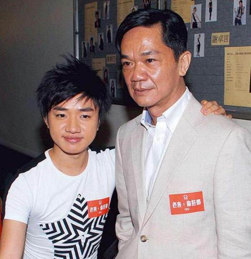 王祖蓝的父亲虽然不是黄光亮,但是两人经常同框,还曾共同出演