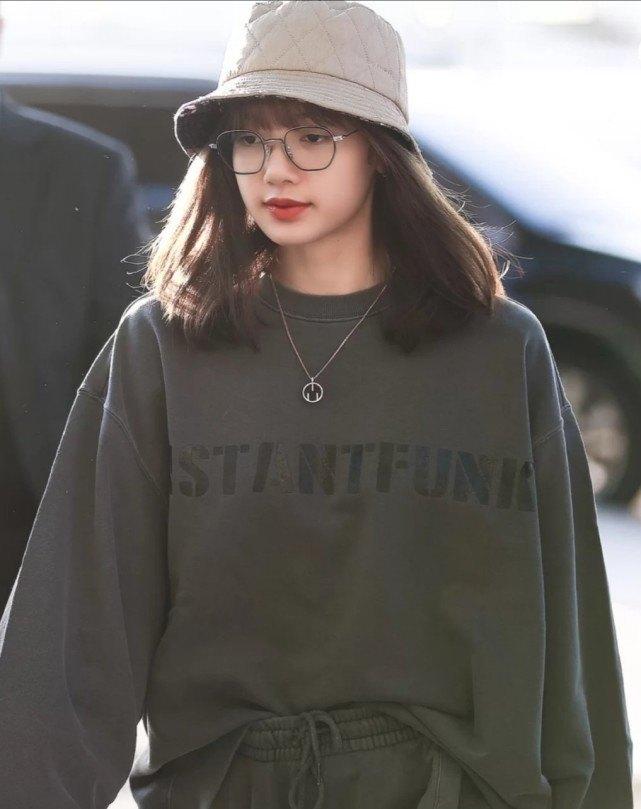 lisa私服街拍照太吸睛身穿一身灰色休闲装真是随性又慵懒