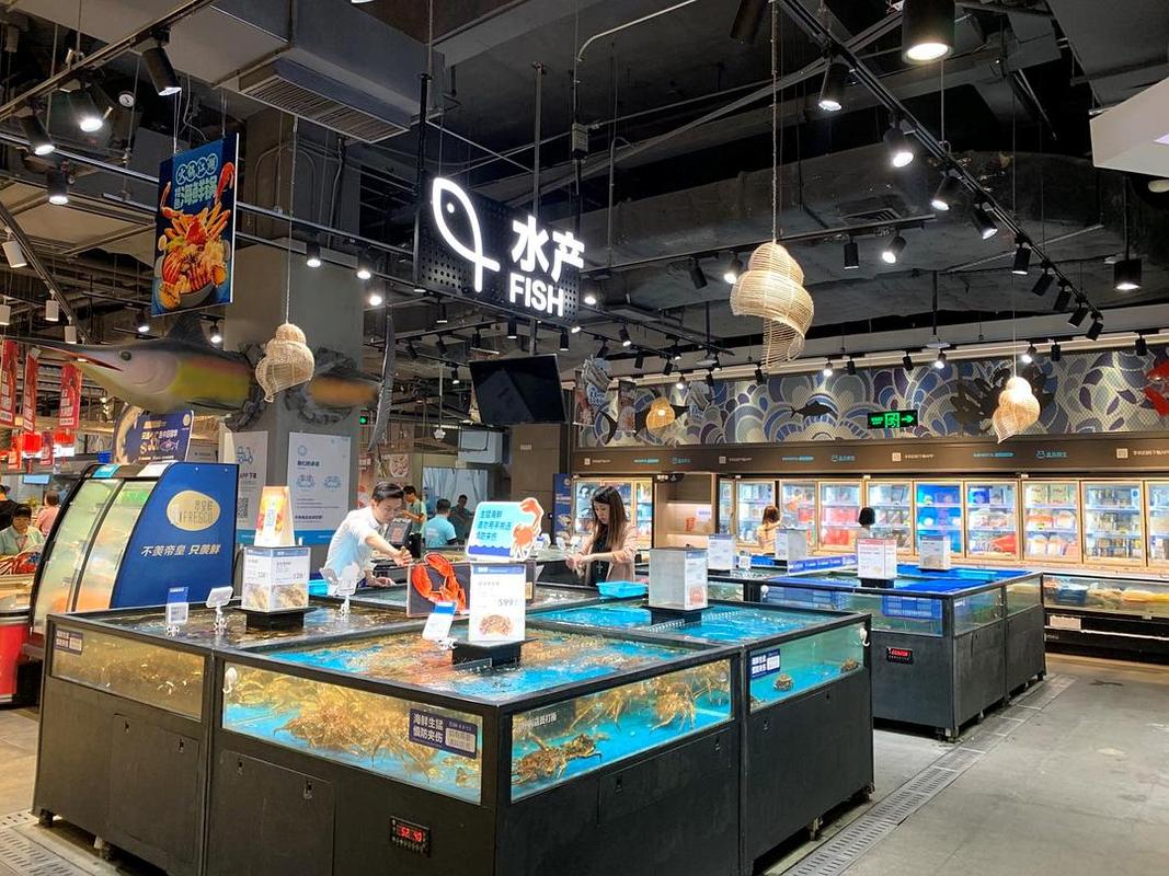 我觉得盒马鲜生简直是满足了我童年时代对于未来超市的幻想.