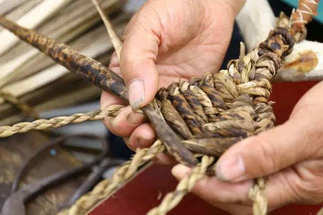 这位年过6旬的德清女人,竟把毛笋壳"变"草鞋!你穿过吗?