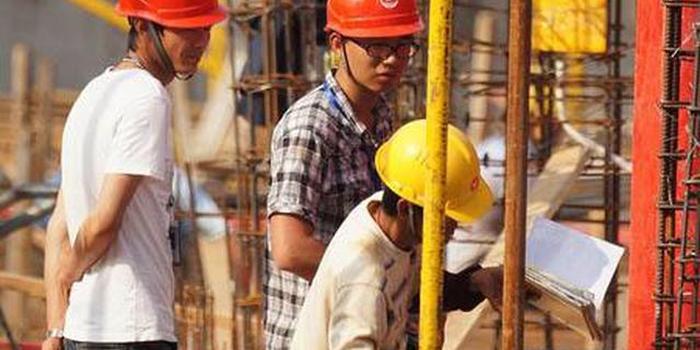 摘要:4月11日,一名建筑工人在某视频平台上发布的一则工人安全帽"一碰