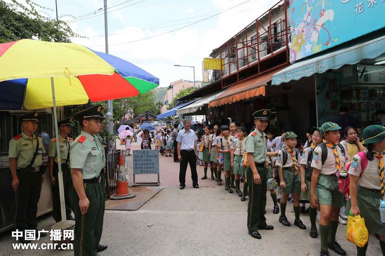 【央广独家】香港学校放暑假:边防官兵护送跨境中英街