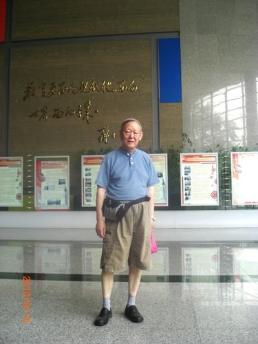 刘宝镛院士在学校大厅留影