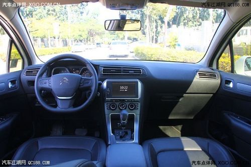 c4世嘉的中控台设计偏向于成熟稳重,少量的银色金属装饰件为车厢