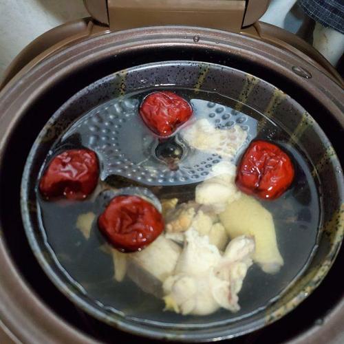 第4步,将所有食材放入大碗中加适量的水,放入电饭煲隔水炖2小时.